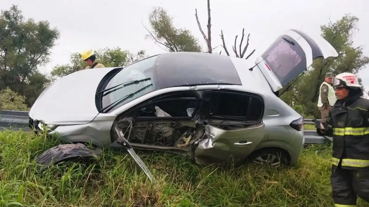 Un auto impactó contra la barrera metálica en Ruta 12 y sus ocupantes sufrieron heridas de gravedad