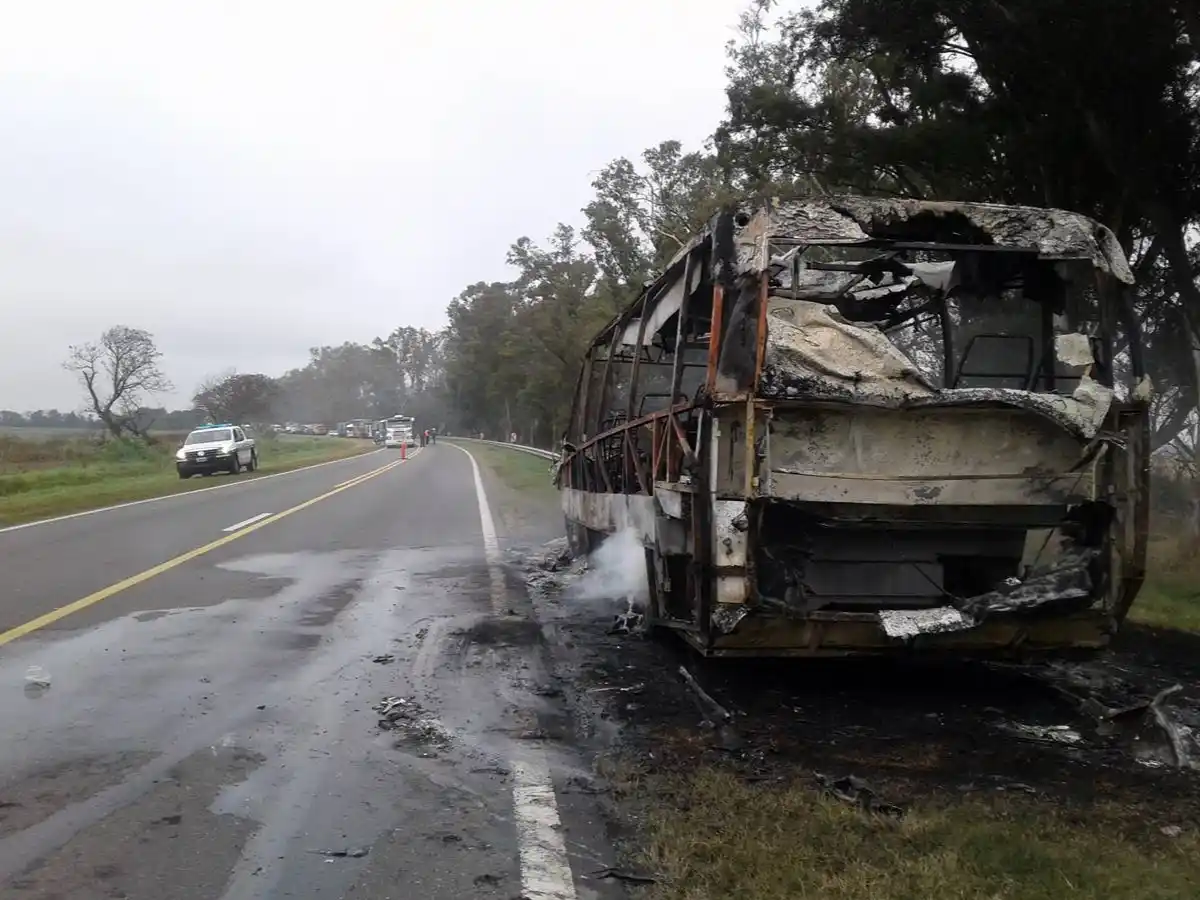 [Video] Se incendió un colectivo que trasladaba jugadores de Sunchales