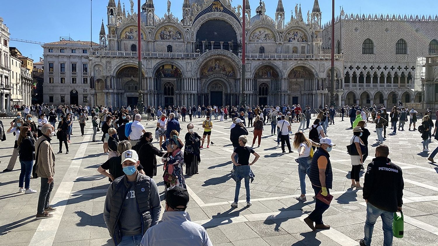 Con parques llenos y prudencia, Italia empezó hoy el alivio de la cuarentena