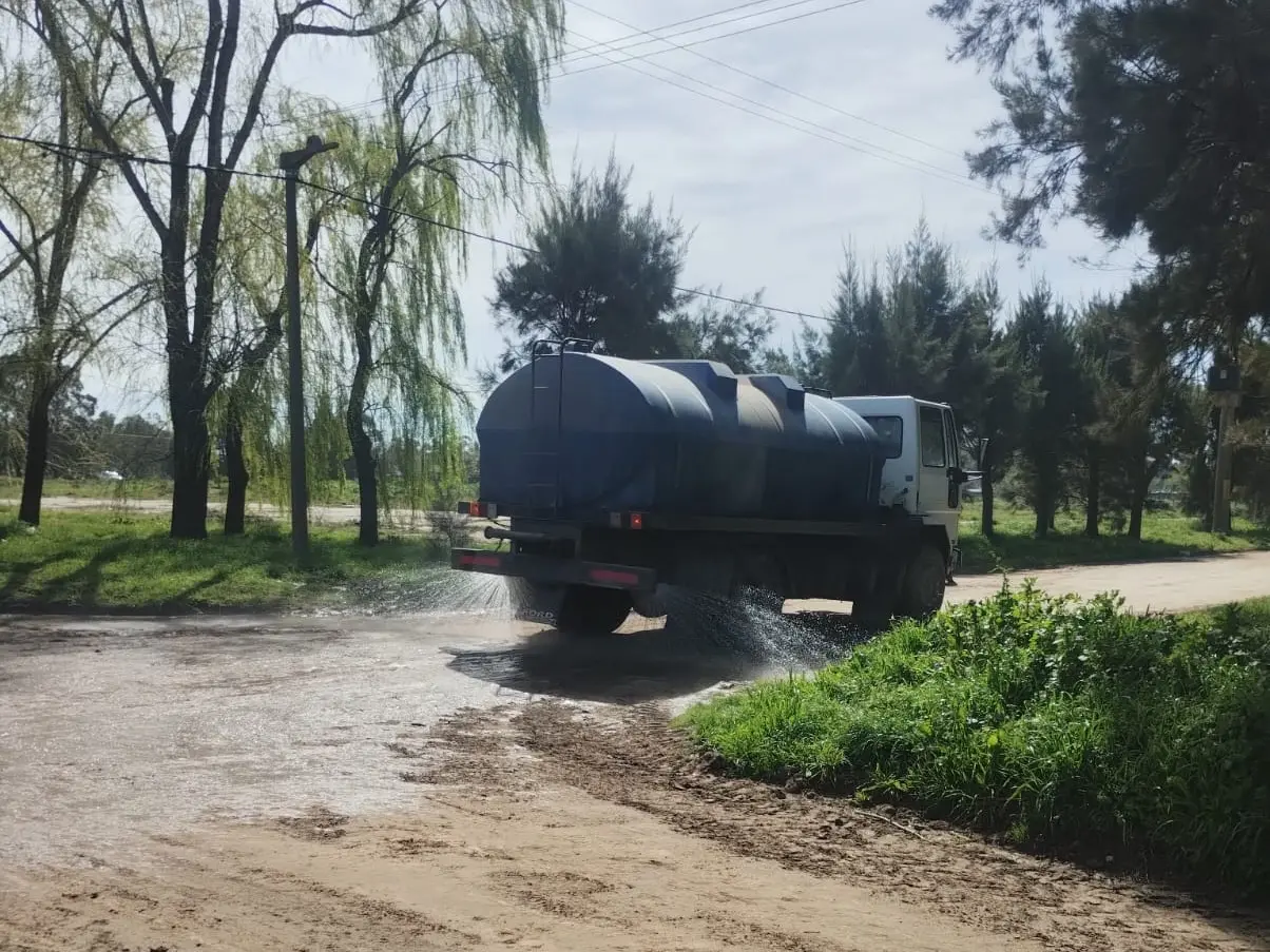 Riego en calles de tierra