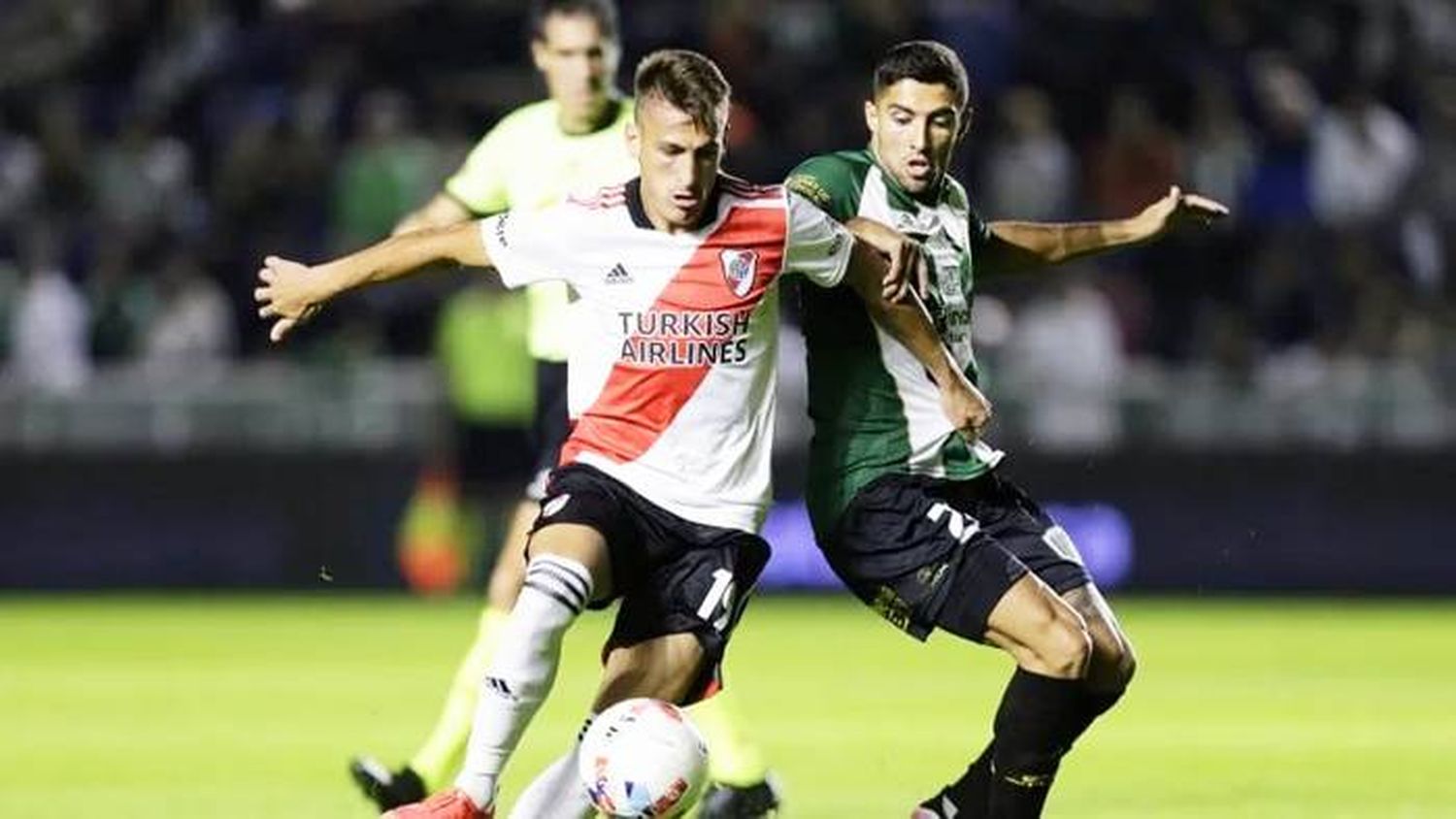 River le ganó a Banfield y no  le pierde pisada a Racing