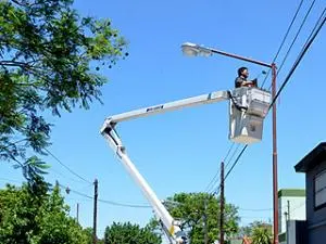 Katopodis supervisó la colocación de luminarias en Villa Ballester