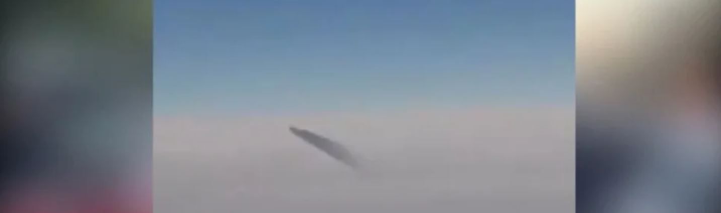 Filmaron a un ovni entre las nubes en pleno vuelo