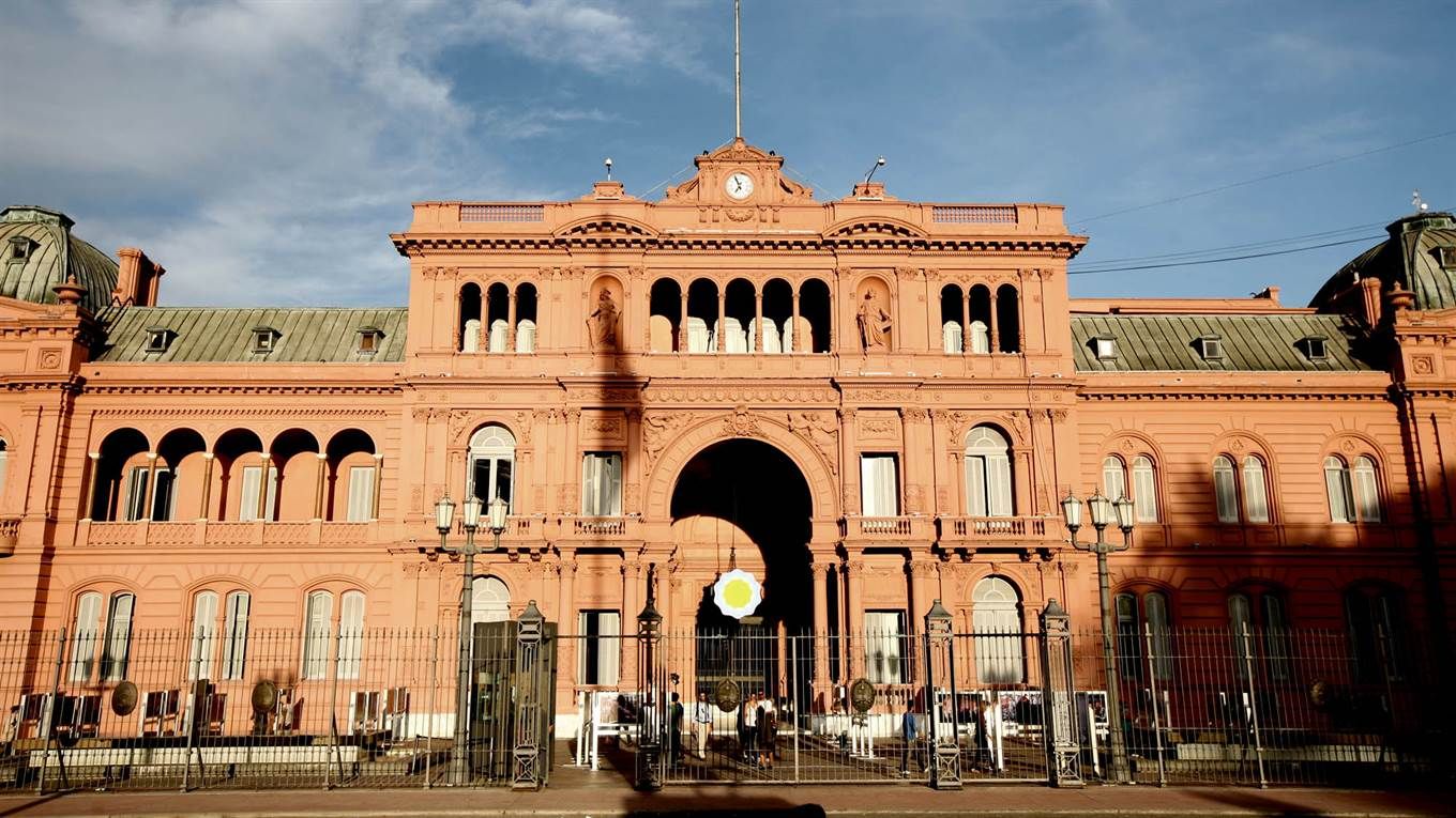 El gobierno dio de baja casi 1200 contratos en un mes