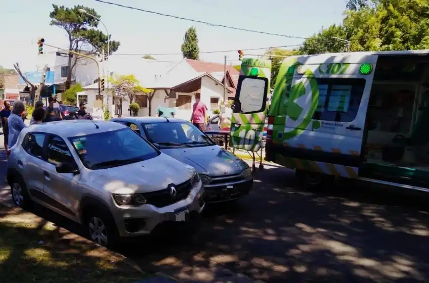 Se le quedó el auto y fue aplastado por un colectivo