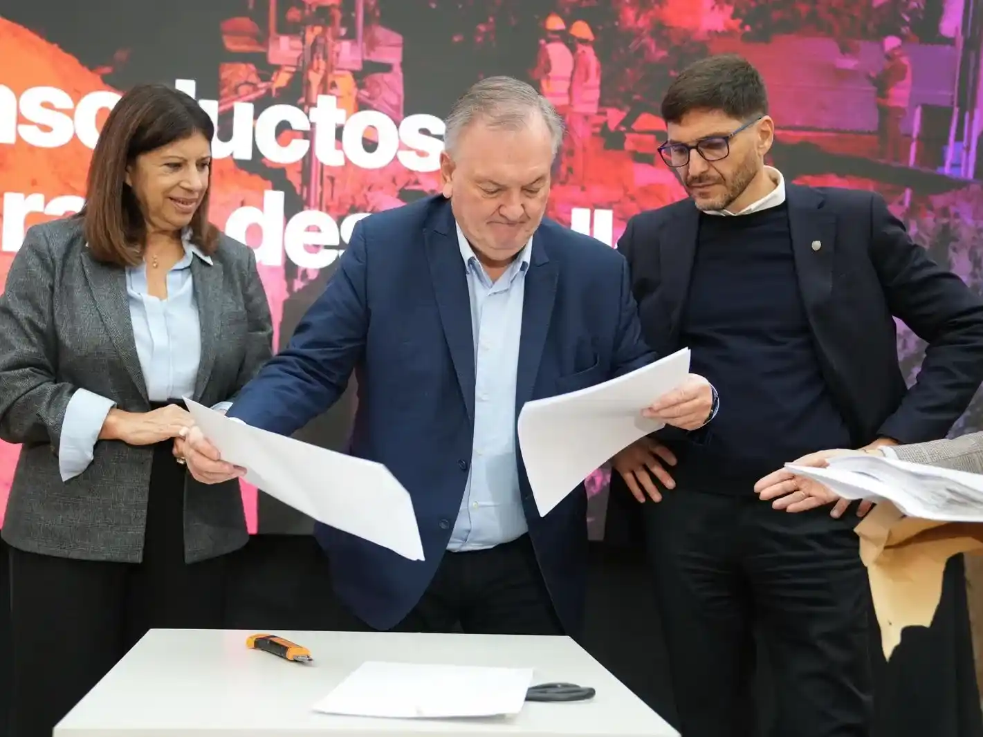 Pullaro junto a Felipe Michlig y Clara García en la apertura de los sobres.