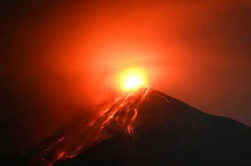 Reabre aeropuerto de Guatemala afectado por cenizas de volcán en erupción
