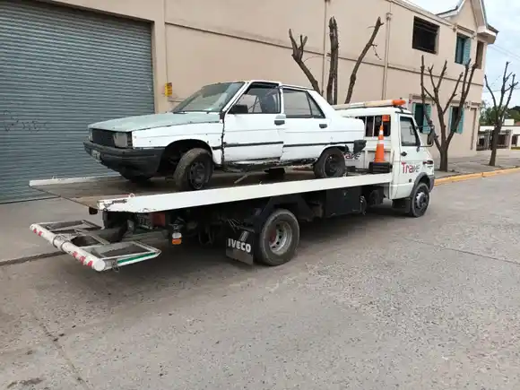 Los conductores de un Renault 9 y de un Renault 12 chocaron y abandonaron los autos en Quequén