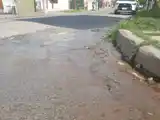 El agua amarronada que circula por el barrio las 24 horas.