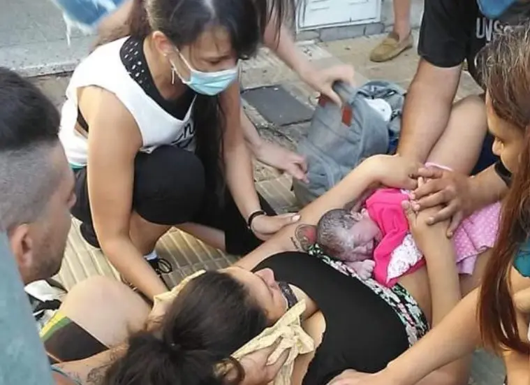 Volvía de trabajar y terminó siendo partera de una beba que nació en plena vereda en Munro: "La vida es un milagro"