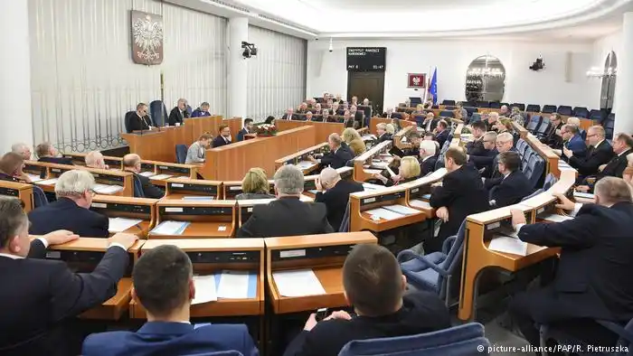 Senado polaco aprueba ley sobre Holocausto