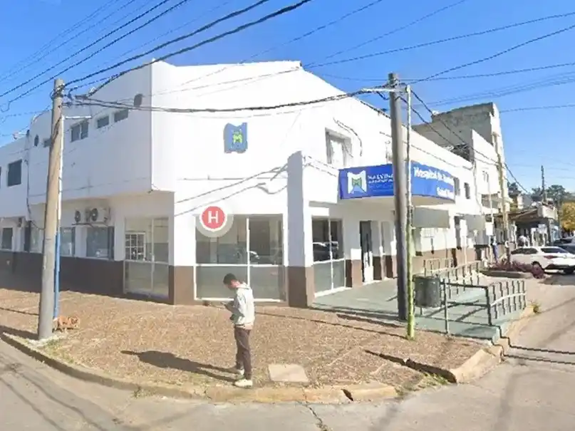 El sujeto quedó detenido y fue trasladado al Hospital Psiquiátrico "Doctor Ramón Carrillo".