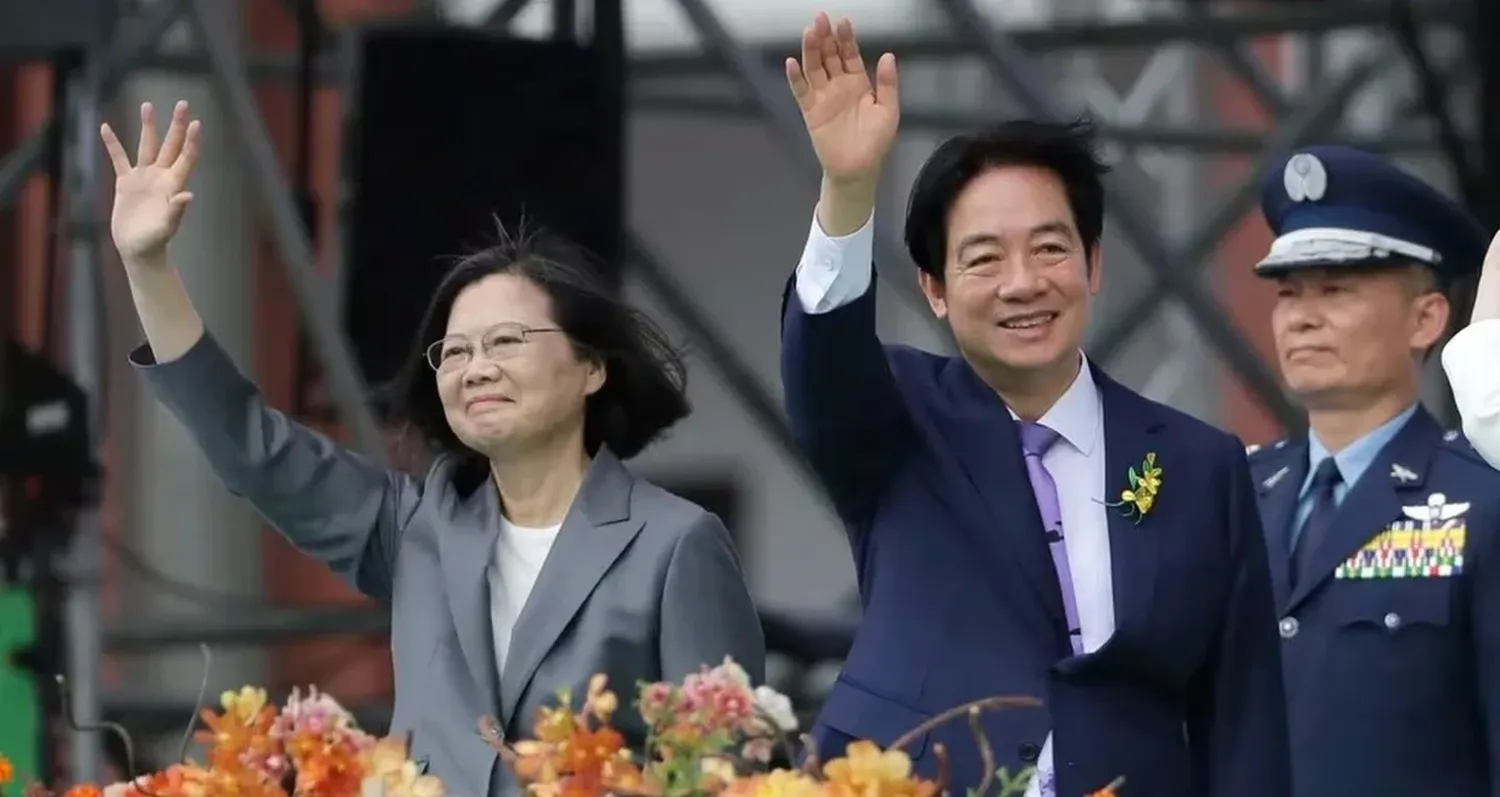 La ex presidenta, Tsai Ing-wen, junto al nuevo mandatario de Taiwán, Lai Ching-te.