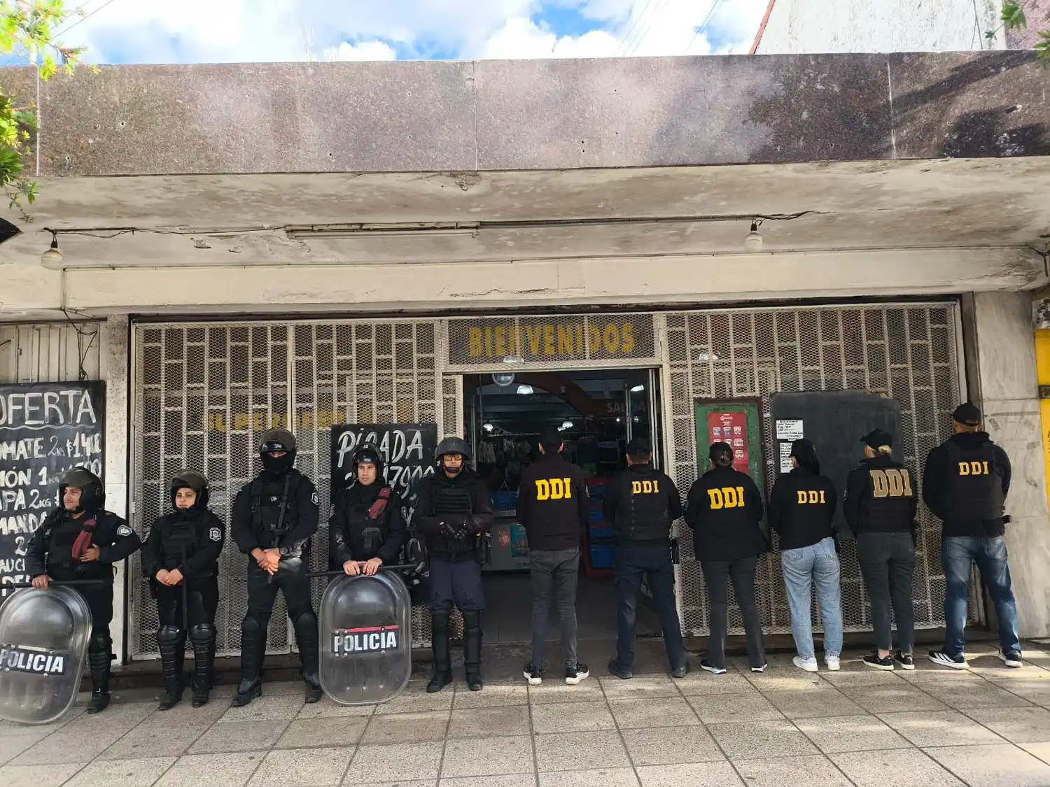 La investigación se originó el pasado 23 de abril, cuando un comerciante de nacionalidad china denunció haber recibido amenazas de muerte en su local de calle Fleming al 41,