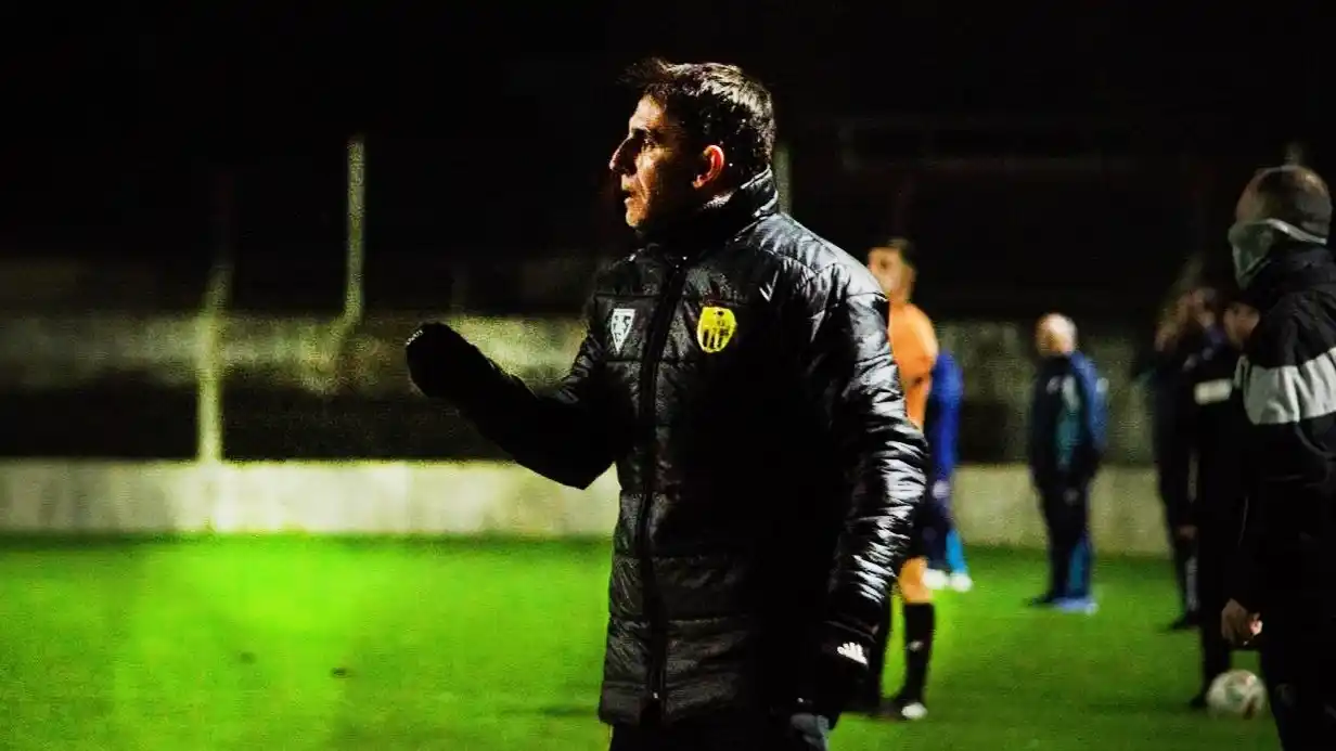 Izquierdo ya no es DT de Santamarina.