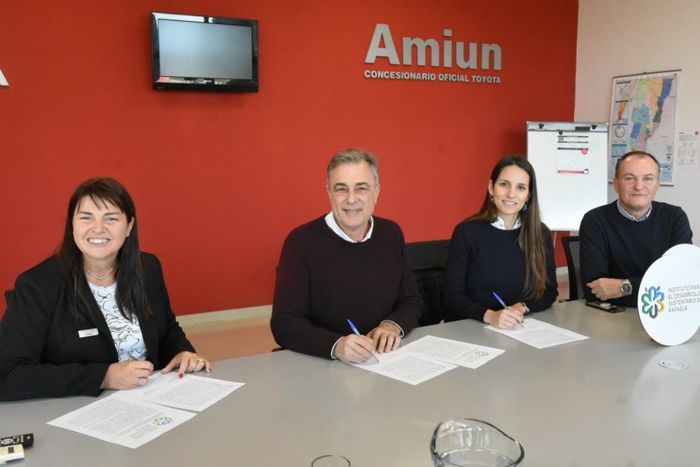 Luis Castellano, junto con la secretaria de Ambiente y Movilidad, María Paz Caruso y representantes de AMIUN SA