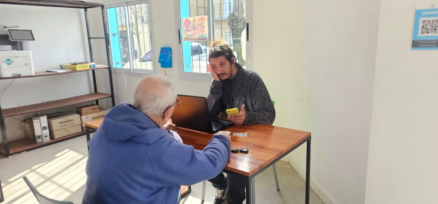 Acompañamiento digital: muchos vecinos se acercan a la Casa de las Juventudes a realizar trámites online