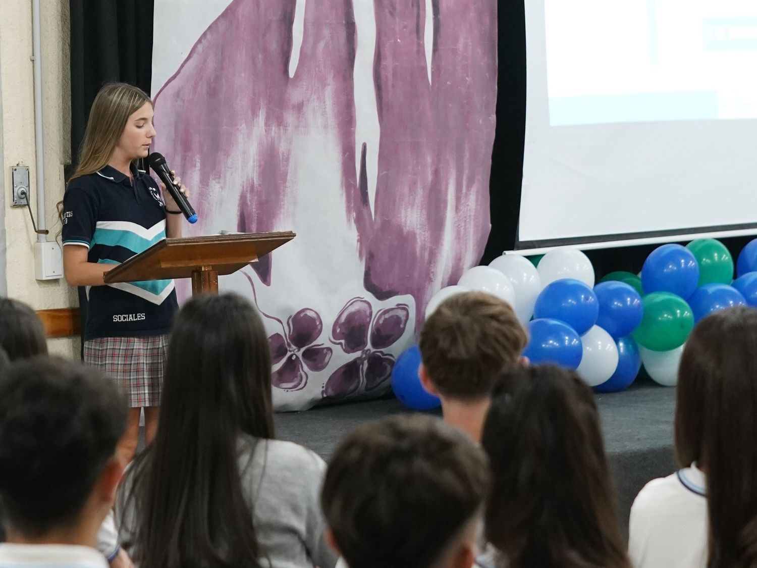 Los alumnos de Maristas presentando el informe del Observatorio Social.