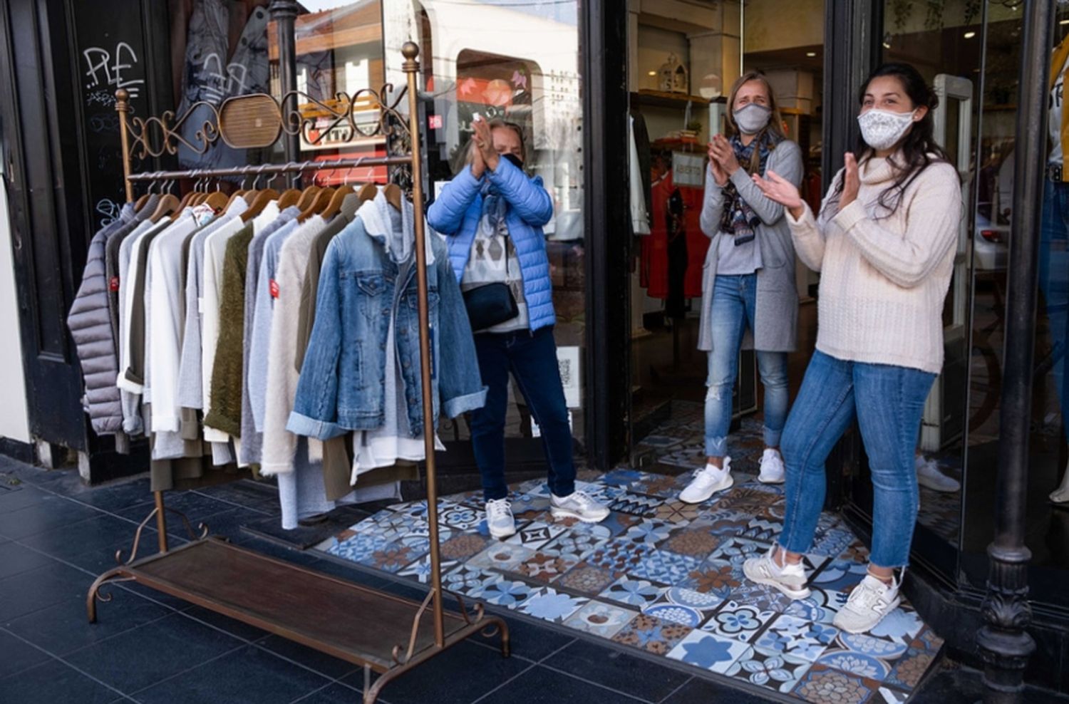 Textiles: "Atender a un cliente desde la puerta no es lo mismo que si entra al comercio"