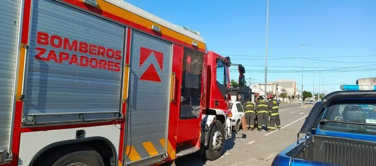 Un ciclista quedó incrustado en el parabrisas de un auto tras un accidente y tuvo que ser hospitalizado