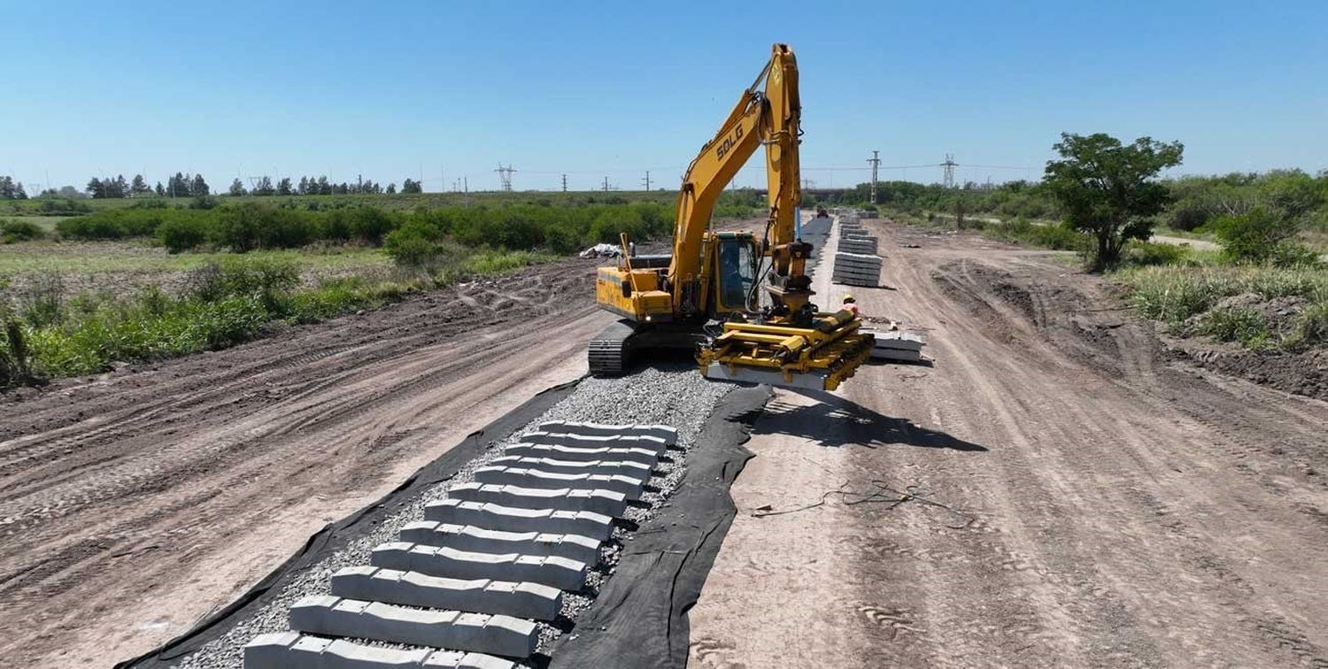 Obras en el circunvalar del FF.CC en el área metropolitana de la capital provincial. Crédito: Fernando Nicola