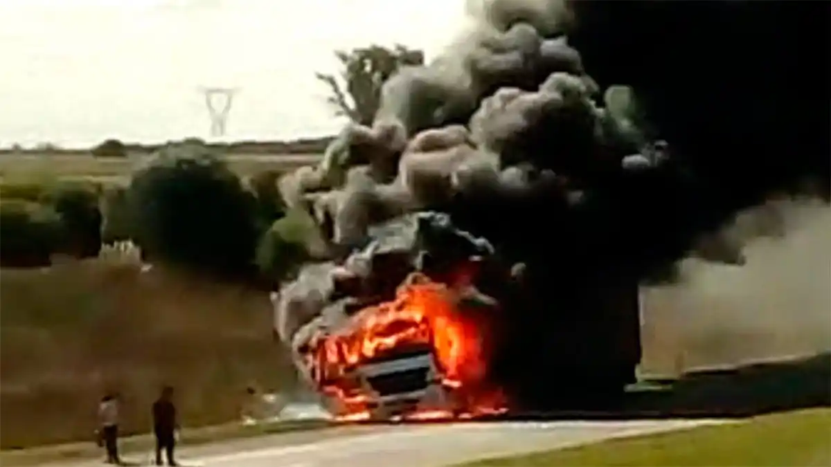 Ardió un camión sobre la Autopista Rosario – Santa Fe