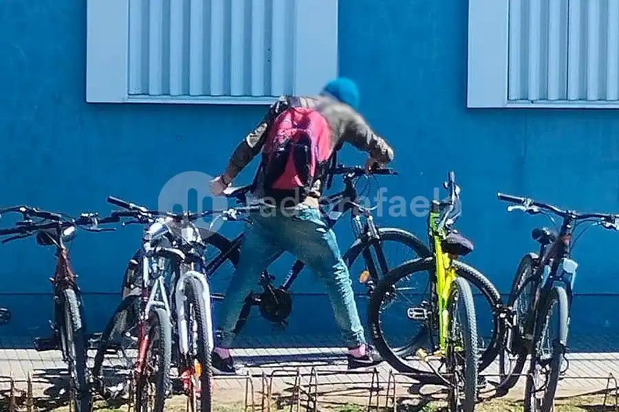 Cortó el candado de una bici en una escuela, lo vieron y lo terminaron atrapando