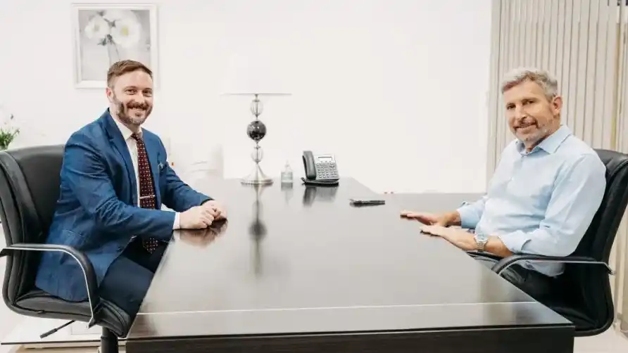 Azcué apuntó contra los “radicales de café” y llamó a respaldar al gobierno