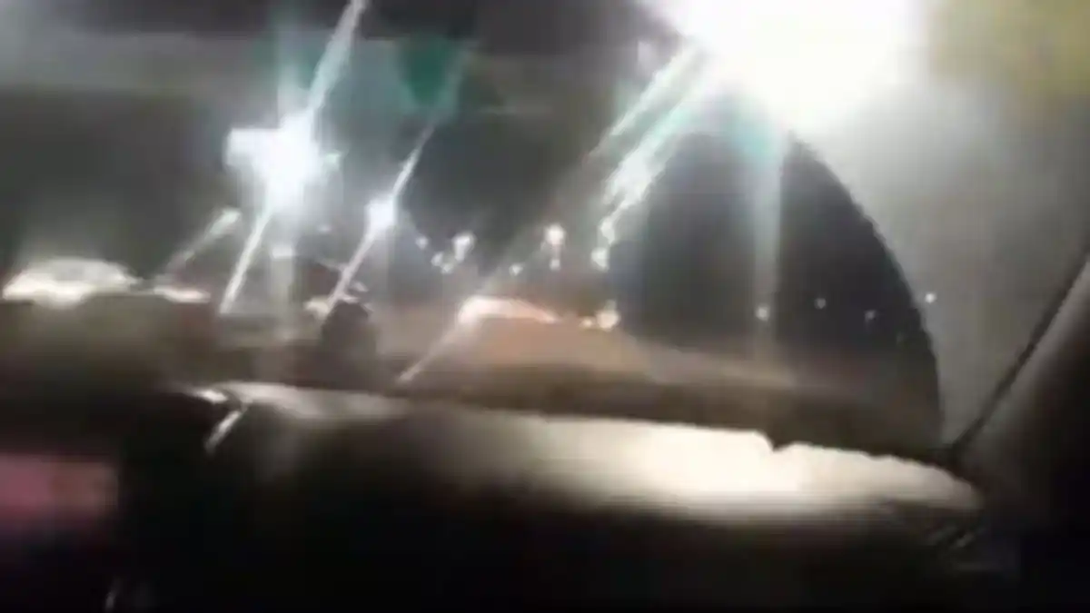 Se filmaban a toda velocidad en la Avenida General Paz y terminaron chocando