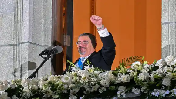 «Rescatar a Guatemala de la «corrupción:  primera promesa de Bernardo Arévalo al asumir la presidencia