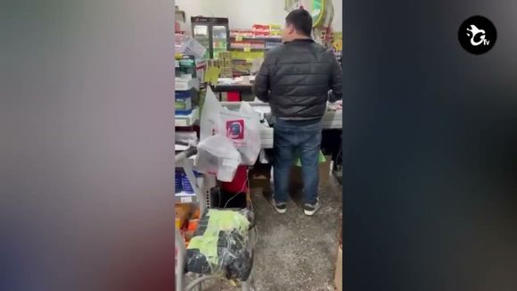 Quiso llevarse un salamín de un supermercado chino y lo increparon para que lo devuelva