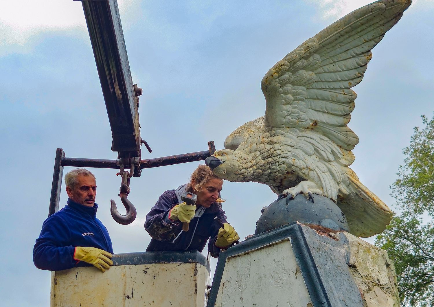 águila escultura