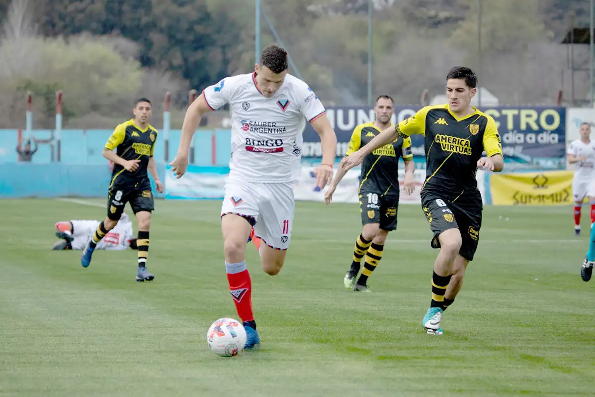 Palmieri, persiguiendo a Bruera. (Foto Pedro Ragaglia).