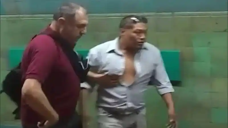 Desmayó de un golpe a su mujer en el subte: los pasajeros debieron detenerlo
