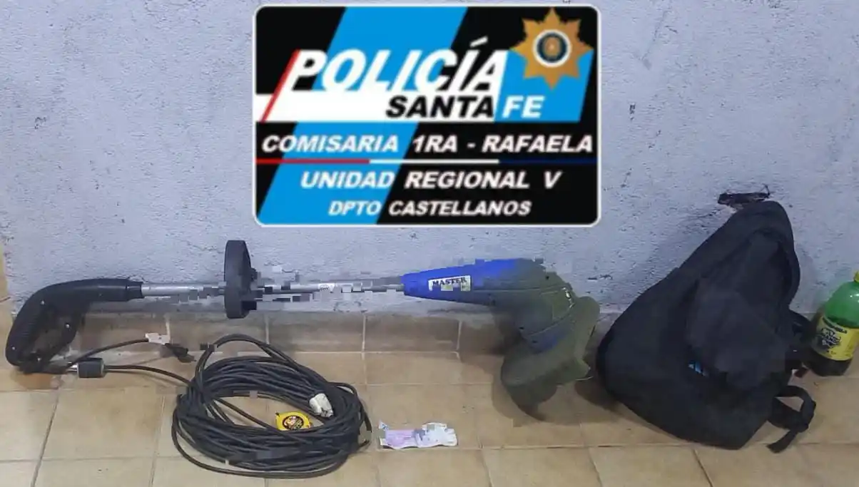 Le arrebató dinero a una mujer y fue sorprendido forcejeando motos
