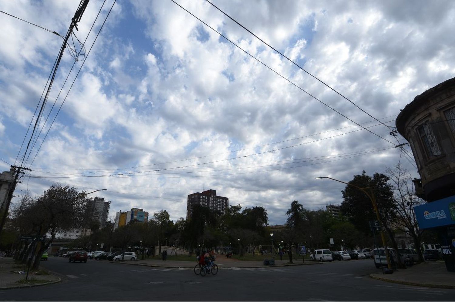 Se aguarda por una jornada con algunas nubes en la ciudad capital.