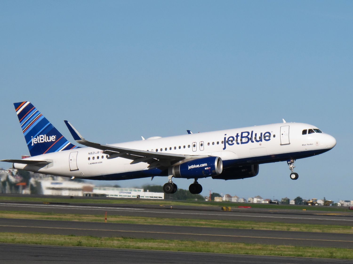 JetBlue plans to be the largest user of SAF at New York airports