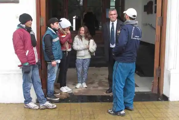 General Villegas: Acampe en la Municipalidad en reclamo de empleo