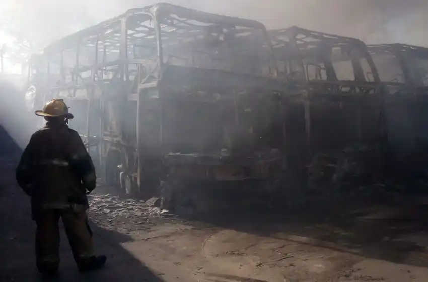 Se incendiaron cuatro micros de Empresa Argentina 