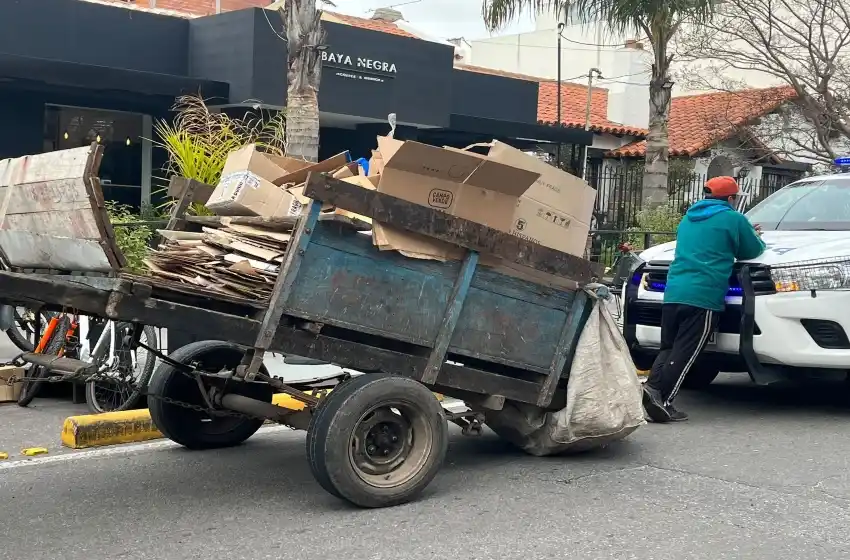 Vecinos retuvieron a un hombre por maltrato a un caballo que traccionaba un carro