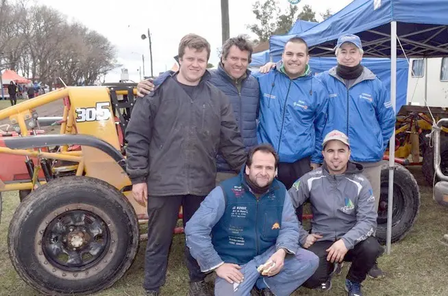 Para el cuadrito. Julian y Daniel Arocena, Franco Di Vito, Germán Bottan, Fernando Bordino e Ignacio Bordacahar, luego del éxito en Coronel Vidal