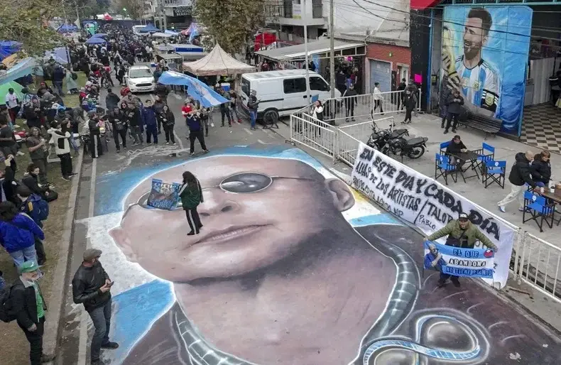 La compleja trama de gestiones políticas y negociaciones contrarreloj para organizar el velorio.