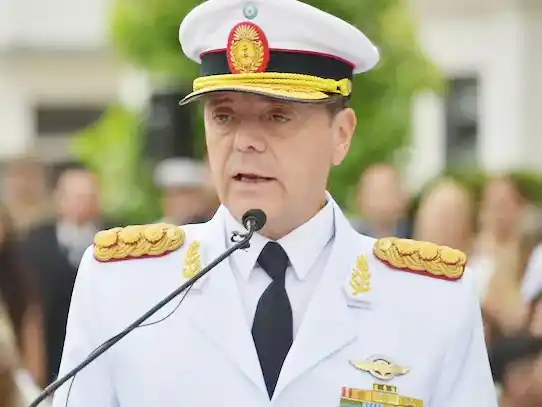El Gobierno designa a Carlos Presti y marca el regreso de un uniformado al mando de Defensa