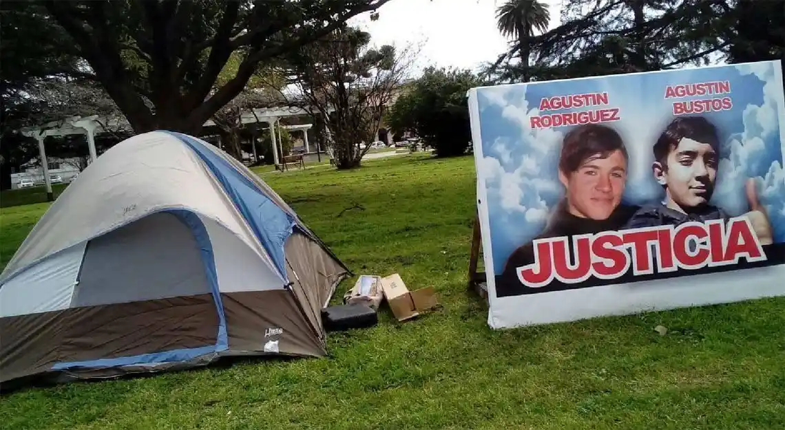 Doble crimen en Benito Juárez: Las madres de las víctimas instalaron una carpa en la plaza principal