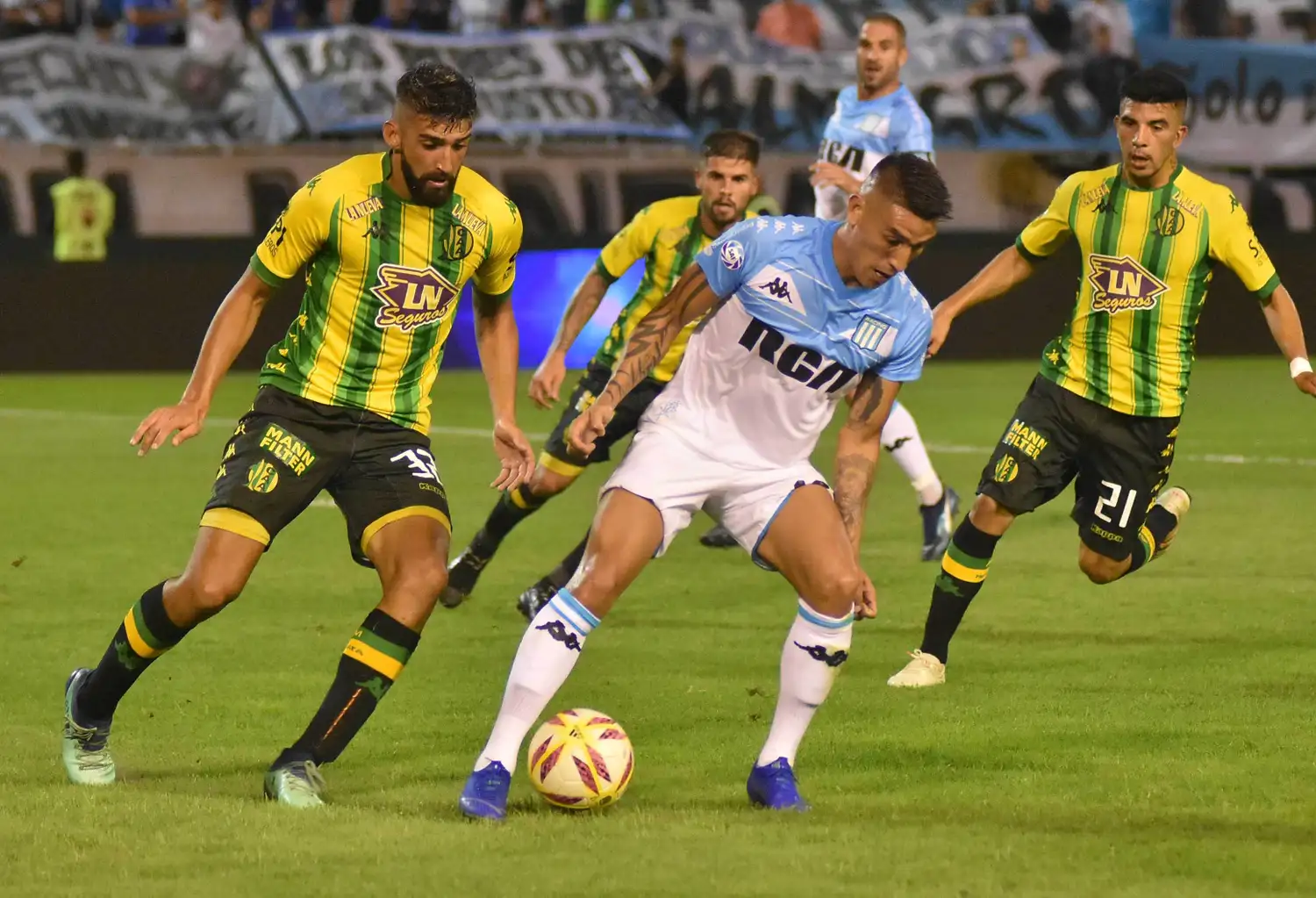 Racing ganó y recuperó la vanguardia en soledad