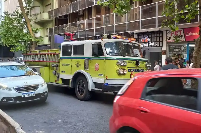 Bomberos controlaron incendio en un local gastronómico céntrico