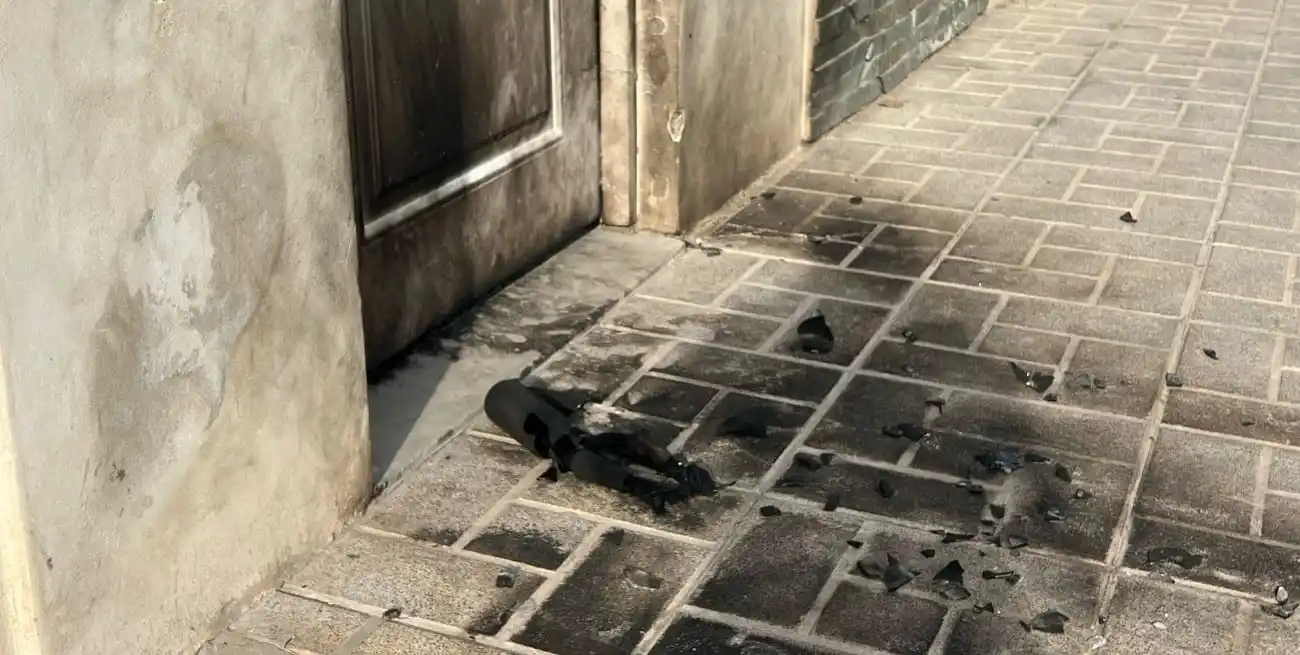 Denunció un intento de usurpación mediante un ataque con bombas molotov