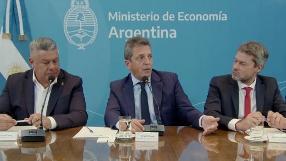 Sergio Massa y el “Chiqui” Tapia firmaron los decretos y avales para organizar el mundial sub 20 en nuestro país