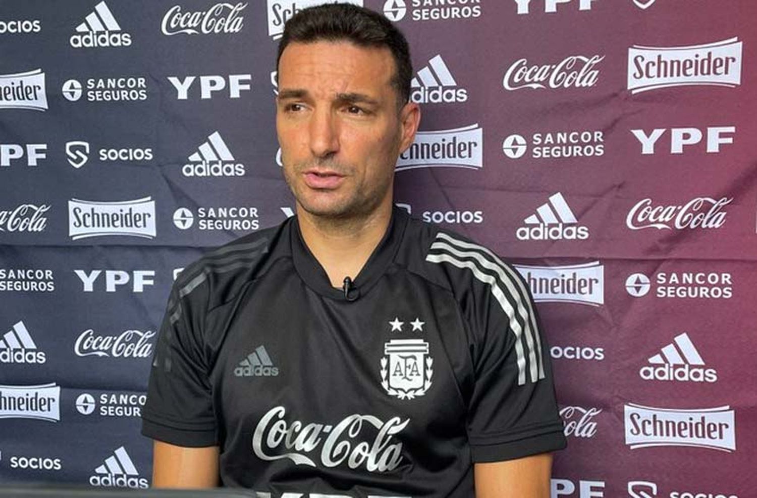 Scaloni: «Los jugadores siempre quieren venir, es un paso adelante que dio la Selección»