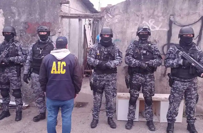 Detuvieron a tres personas que extorsionaban a comercios a cambio de dinero